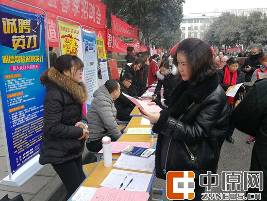 鞏義市永安路街道搭建就業(yè)橋梁 舉辦城鄉(xiāng)就業(yè)新春招聘會
